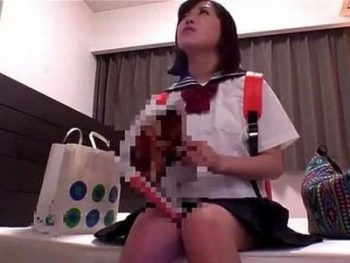 完全に騙された女子校生！親切を装った汚い男たちに代わる代わるハメ倒されてガチ泣きｗ女子校生美少女ハメ撮りナンパ乱交のアダルト動画