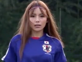 サッカーコスのギャルがコーチと青姦パコ！お姉さんギャルコスプレ露出のアダルト動画