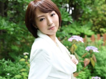 明日花キララがアダルトショップ店内でファンとズボハメｗ巨乳お姉さん露出明日花キララの無料エロ動画