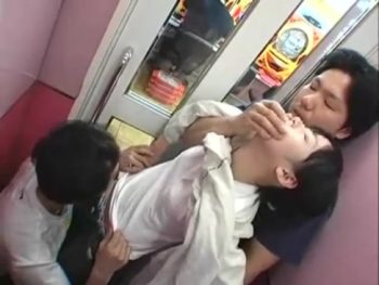 初めて来たパチンコ店で見知らぬ男たちにレイプされフェラ強要される童顔素人娘素人ロリ顔射イラ...