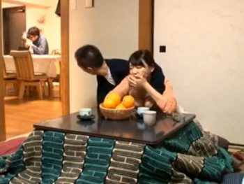 旦那が向こうにいるのにコタツの下から手を出してくる鬼畜大家さん！巨乳人妻レイプのAV動画