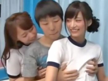 笑顔の可愛いお姉さん達が童貞を優しく筆おろしｗ巨乳お姉さん童貞3Pのアダルト動画