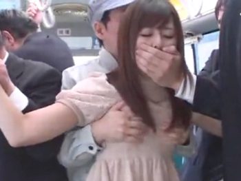 バス内で集団レイプされ悶絶しまくりな美女お姉さん顔射レイプ痴漢のAV無料動画