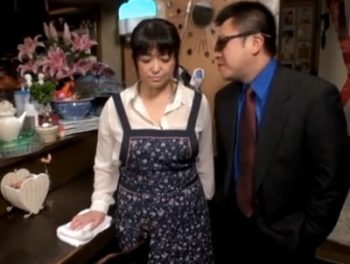 地〇げ屋の強要に抗えない爆乳ママさん→最初は嫌がりながらも次第に…巨乳熟女レイプ3Pのアダルト無料動画