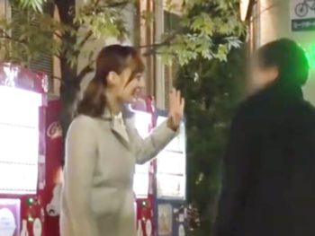 車に乗り込んだ瞬間から逆ナンした素人男性に吸い付く美女お姉さんフェラ冬月かえでの無料セック...