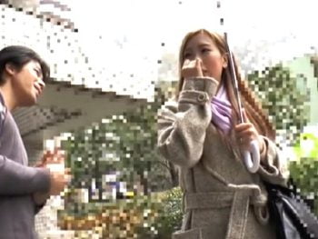 最初は不愛想だったギャル系ヤンママさん→久しぶりの女性扱いで浮かれ不倫素人お姉さんギャル人妻ナンパのアダルト動画