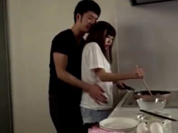 家族がいるのにキッチンで求めてくる変態兄美少女妹近親相姦のアダルト動画