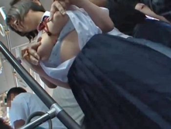 痴漢されるどころかパイ射レイプまで食らっちゃう巨乳JK巨乳素人女子校生美少女レイプ痴漢のアダルト動画