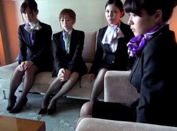 脅迫されたCAたちが抵抗しながらもチンポ漬けにされる強制乱交お姉さんコスプレレイプ乱交のAV動画