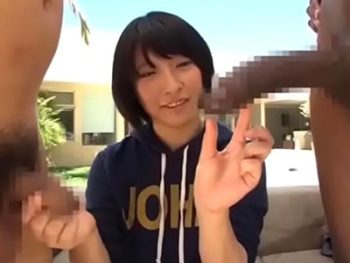 黒人の規格外チンコで子宮奥を激しく突かれノックアウトしてしまうショートカット美少女美少女中出し露出のセックス動画