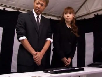 お通夜で再会した大好きな人と即ハメしちゃう不謹慎妻お姉さん人妻顔射のエロ動画
