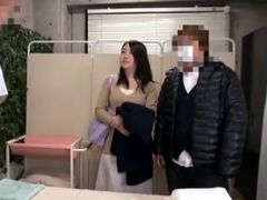 夫の横でマッサージ師にレイプされた美人妻を盗撮！人妻レイプ盗撮マッサージのエロ動画
