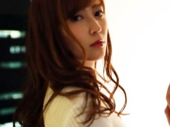 パイパンまんこから超大量潮吹き！何度も痙攣アクメするスプラッシュSEX！巨乳美少女潮吹き3Pのエロ動画