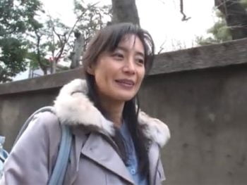 自分の意志でAVに応募してきた淫乱熟女妻を遠慮なく撮影ハメ人妻熟女中出しのアダルト動画