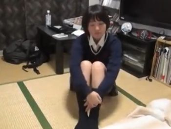 生駒ちゃん似の地味目ガチロリJKハメ撮り！男の自宅で静かに円光！素人女子校生美少女ハメ撮りのエロ動画