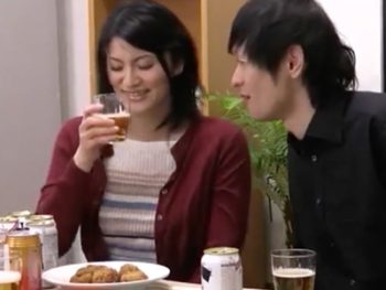 ほろ酔い状態の四十路妻が他人棒受け入れる中出し不倫SEX巨乳痴女人妻中出し盗撮の無料AV