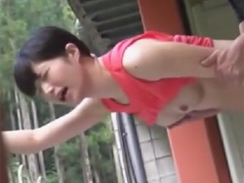 高地トレーニングで山奥にこもって童顔な陸上女子を犯すコーチ美少女中出し盗撮のエロ動画