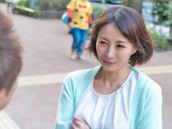 友達のエッチなママが誘ってくるので種付けプレスで何度も中出しｗ巨乳痴女人妻中出しのアダルト動画