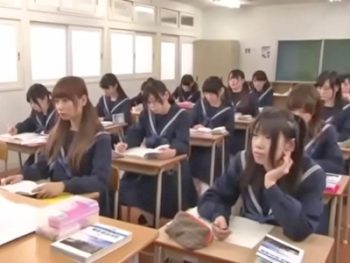 JKたちが激ピスされながらマジメに授業を受けるSEXが溶け込んだ世界巨乳女子校生美少女中出し乱交のエロ動画