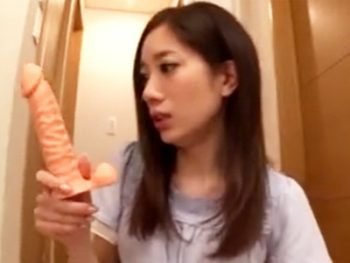 淫乱妻が太っといディルドを前に疼きが止まらなくなり他人棒にしゃぶりつきフェラ抜き痴女人妻フェラのエッチな動画