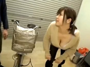 神乳荒ぶる素人を騎乗位で突き上げて絶頂ハメ巨乳素人のAVエロ動画