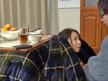 コタツの中で旦那の真横で息子に痴女るお母さん巨乳人妻近親相姦成宮いろはのポルノ動画