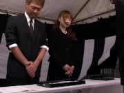 葬儀中だというのに盛って再会した従姉妹と不謹慎パコ巨乳お姉さんのアダルト動画