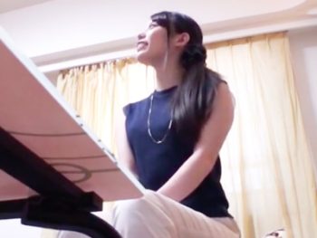 ナンパした素人娘と自宅パコ→ゴム付けたフリして挿入からの生中出し！巨乳素人美少女痴女中出しナンパのアダルト動画