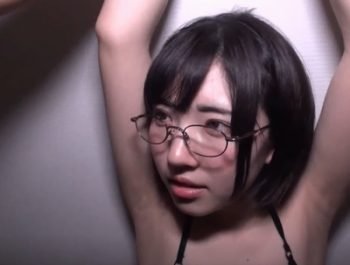 不安がってる大人しそうな幼女と首絞め性交→レイプまがいのハードセックスで窒息赤面イキ！美少女ハメ撮りめがねのアダルト動画