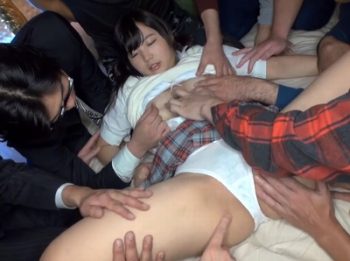 オジサンたちに囲まれながらもハアハア♡ツインテがキモ親父たちのチンポに完堕ち乱交美少女乱交のアダルト動画