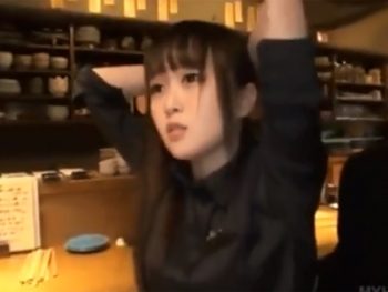 居酒屋の看板娘をナンパ→店内で速攻顔射3P！素人美少女顔射ナンパ3Pのアダルト動画
