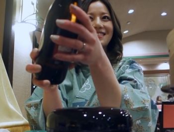 大人の色気はんぱない美人妻と温泉旅館でハメ倒し！今晩だけは夫の事は忘れてイキ狂い！巨乳素人人妻ハメ撮りのAV動画