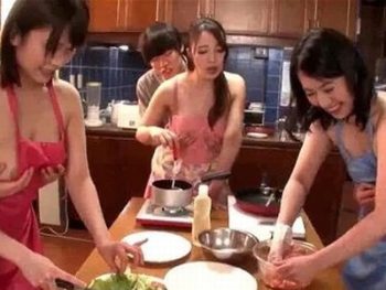 奥様たちは欲求不満！息子を連れたホームパーティー企画で母子を入れ替えての大スワッピング巨乳痴女近親相姦乱交のアダルト動画