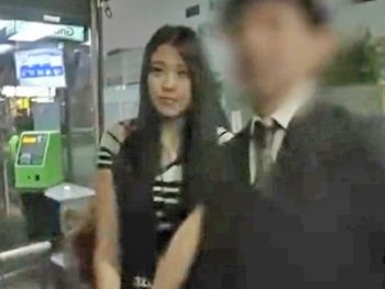 終電逃したカップルの彼女を家まで送って寝取りパコ！素人お姉さんハメ撮りナンパのエロ動画