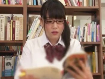 大人しい地味メガネの巨乳JKを図書館でサイレント中出しレイプ！巨乳女子校生美少女めがね中出しレイプのアダルト動画