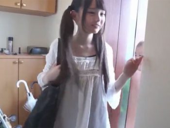 家に招いたツインテの美少女のパイパンのおまんこをズコピス→中出し美少女中出しのエロ動画