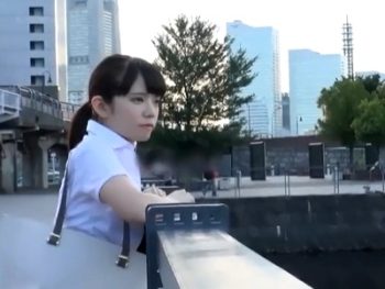 制服姿の巨乳娘がエッチなおっぱいを揺らして童貞をリード！巨乳女子校生美少女童貞コスプレのエロ動画