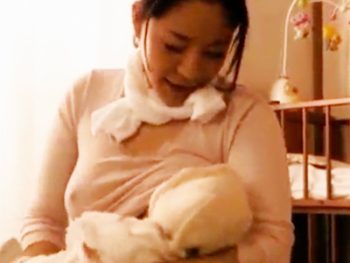 道を聞くフリして警戒心を薄れさせ上がり込んで即パコ巨乳人妻のAV無料動画