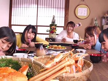ファミリーが日常的にチンポを咥えながら迎える新正月巨乳美少女お姉さん人妻フェラのエロ動画