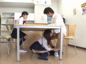彼女友達に痴女られて勉強そっちのけで中出し暴発女子校生美少女痴女中出しのアダルト動画