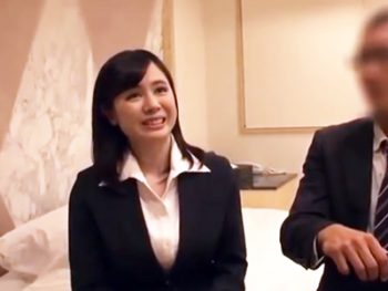 二児の子を持つ上司を誘惑する部下OL→不倫ホテルパコに発展！素人美少女痴女OL盗撮の無料AV