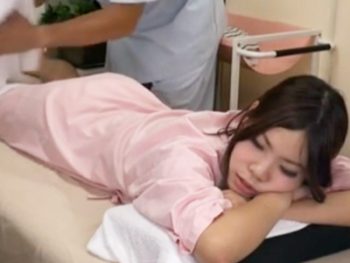 夫がすぐ傍にいるのにも関わらず整体師に寝取られる美人妻素人人妻盗撮マッサージの無料ポルノ動...
