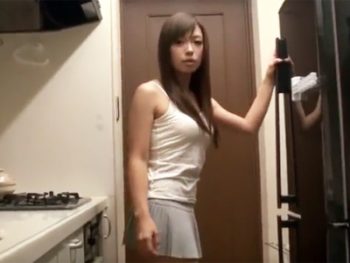 キッチンでギャルお姉ちゃんをレイプ！美少女お姉さんレイプのエロ動画