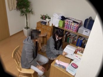 いやいやうちの子がそんな…隣の部屋に父親がいるのに粘着系カテキョにガッツリ飼育されたJK女子校生美少女家庭教師盗撮のアダルト動画