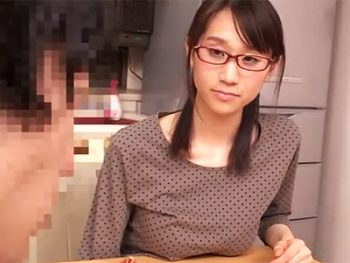 モテずにため込み過ぎた男がついに地味メガネママのおっぱいに発情するｗ人妻熟女めがねフェラ手コキのエロ動画