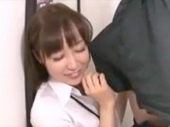 ショップ店員が1畳の試着室で勃起した客とセックス巨乳美少女中出しのエロ動画