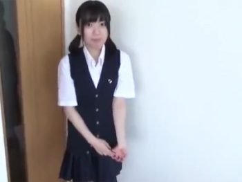 貧乳のガチ女子の照れて火照った体に覆いかぶさるようにガチハメ→種付け中出し美少女中出しハメ撮りのアダルト動画