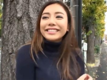 褐色肌で巨乳な松本メイが素人チンポに容赦する事なくザーメン抜き取りプレイ巨乳お姉さんフェラ...