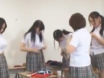 更衣室を覗いてた男子をお仕置きに手コキするJK達ｗ女子校生痴女手コキのエロ動画