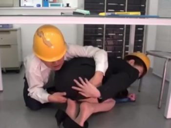 いやらしいオイルマッサに中出しまで受け入れちゃう発情妻巨乳素人人妻中出しマッサージのアダルト動画